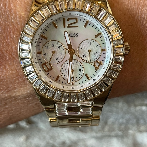 GLISTENING GUESS WATCH…WINNING GIFT FOR SELF OR OCCASION!👍⭐️❤️ - Picture 12 of 12
